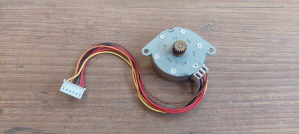 Krokový motor PM42S-048-TT04