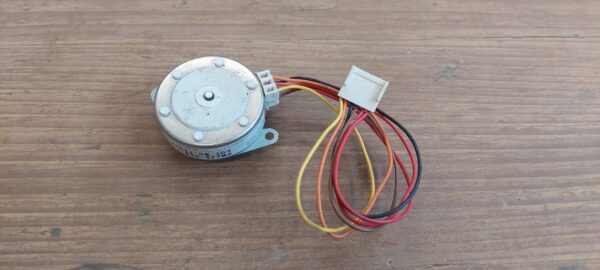 Krokový motor PM42S-048-TT03